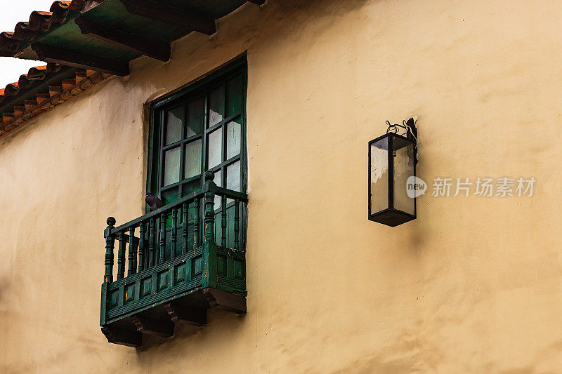 波哥大，哥伦比亚-一个典型的西班牙殖民建筑的老阳台在老城区的La Candelaria